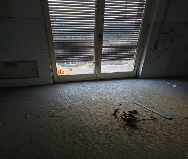 Abitazione signorile al sesto piano. Due ingressi, dal vano scala comune dotato di ascensore e l’altro da ulteriore ascensore e disimpegno condominiale.Zona giorno composta da disimpegno senza vano di ingresso, guardaroba, servizio igienico, cucina non disimpegnata, ampio salotto a doppio vano e vano di ingresso su cui sbarca l’ascensore di servizio posto fra il salotto e la zona notte; zona notte composta da disimpegno, tre camere e due servizi igienici. Cantina H 2,50 mt al primo piano seminterrato. Posto auto coperto int. 19 al piano secondo seminterrato larghezza accesso pari a 1,85 m.. Id. Cat. [N.C.E.U.] Unità Res. cat. A/1 foglio 76 part. 42 sub 30  - Unità sec. cat. C/6 foglio 76 part. 42 sub 522. Sup. (arr.) mq catastali 186  - mq catastali 15. Libero. Piena Proprietà