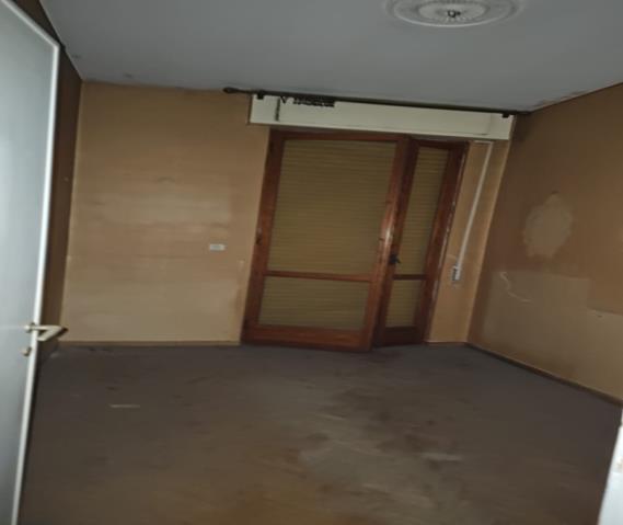Abitazione signorile al sesto piano. Due ingressi, dal vano scala comune dotato di ascensore e l’altro da ulteriore ascensore e disimpegno condominiale.Zona giorno composta da disimpegno senza vano di ingresso, guardaroba, servizio igienico, cucina non disimpegnata, ampio salotto a doppio vano e vano di ingresso su cui sbarca l’ascensore di servizio posto fra il salotto e la zona notte; zona notte composta da disimpegno, tre camere e due servizi igienici. Cantina H 2,50 mt al primo piano seminterrato. Posto auto coperto int. 19 al piano secondo seminterrato larghezza accesso pari a 1,85 m.. Id. Cat. [N.C.E.U.] Unità Res. cat. A/1 foglio 76 part. 42 sub 30  - Unità sec. cat. C/6 foglio 76 part. 42 sub 522. Sup. (arr.) mq catastali 186  - mq catastali 15. Libero. Piena Proprietà
