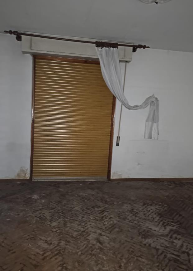 Abitazione signorile al sesto piano. Due ingressi, dal vano scala comune dotato di ascensore e l’altro da ulteriore ascensore e disimpegno condominiale.Zona giorno composta da disimpegno senza vano di ingresso, guardaroba, servizio igienico, cucina non disimpegnata, ampio salotto a doppio vano e vano di ingresso su cui sbarca l’ascensore di servizio posto fra il salotto e la zona notte; zona notte composta da disimpegno, tre camere e due servizi igienici. Cantina H 2,50 mt al primo piano seminterrato. Posto auto coperto int. 19 al piano secondo seminterrato larghezza accesso pari a 1,85 m.. Id. Cat. [N.C.E.U.] Unità Res. cat. A/1 foglio 76 part. 42 sub 30  - Unità sec. cat. C/6 foglio 76 part. 42 sub 522. Sup. (arr.) mq catastali 186  - mq catastali 15. Libero. Piena Proprietà