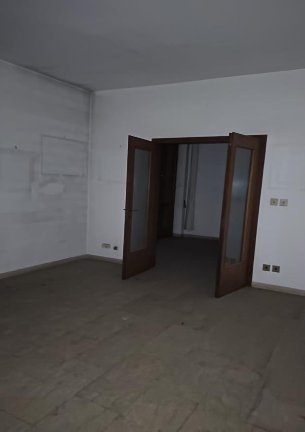 Abitazione signorile al sesto piano. Due ingressi, dal vano scala comune dotato di ascensore e l’altro da ulteriore ascensore e disimpegno condominiale.Zona giorno composta da disimpegno senza vano di ingresso, guardaroba, servizio igienico, cucina non disimpegnata, ampio salotto a doppio vano e vano di ingresso su cui sbarca l’ascensore di servizio posto fra il salotto e la zona notte; zona notte composta da disimpegno, tre camere e due servizi igienici. Cantina H 2,50 mt al primo piano seminterrato. Posto auto coperto int. 19 al piano secondo seminterrato larghezza accesso pari a 1,85 m.. Id. Cat. [N.C.E.U.] Unità Res. cat. A/1 foglio 76 part. 42 sub 30  - Unità sec. cat. C/6 foglio 76 part. 42 sub 522. Sup. (arr.) mq catastali 186  - mq catastali 15. Libero. Piena Proprietà