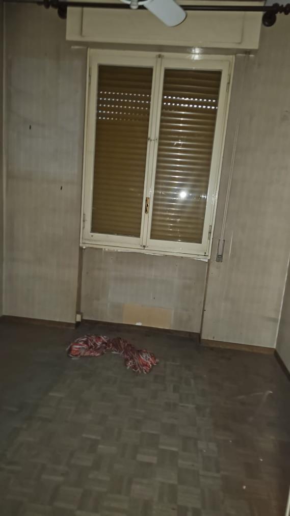 Abitazione signorile al sesto piano. Due ingressi, dal vano scala comune dotato di ascensore e l’altro da ulteriore ascensore e disimpegno condominiale.Zona giorno composta da disimpegno senza vano di ingresso, guardaroba, servizio igienico, cucina non disimpegnata, ampio salotto a doppio vano e vano di ingresso su cui sbarca l’ascensore di servizio posto fra il salotto e la zona notte; zona notte composta da disimpegno, tre camere e due servizi igienici. Cantina H 2,50 mt al primo piano seminterrato. Posto auto coperto int. 19 al piano secondo seminterrato larghezza accesso pari a 1,85 m.. Id. Cat. [N.C.E.U.] Unità Res. cat. A/1 foglio 76 part. 42 sub 30  - Unità sec. cat. C/6 foglio 76 part. 42 sub 522. Sup. (arr.) mq catastali 186  - mq catastali 15. Libero. Piena Proprietà