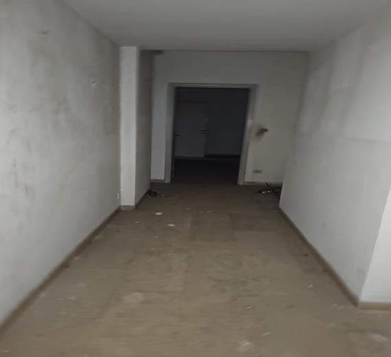 Abitazione signorile al sesto piano. Due ingressi, dal vano scala comune dotato di ascensore e l’altro da ulteriore ascensore e disimpegno condominiale.Zona giorno composta da disimpegno senza vano di ingresso, guardaroba, servizio igienico, cucina non disimpegnata, ampio salotto a doppio vano e vano di ingresso su cui sbarca l’ascensore di servizio posto fra il salotto e la zona notte; zona notte composta da disimpegno, tre camere e due servizi igienici. Cantina H 2,50 mt al primo piano seminterrato. Posto auto coperto int. 19 al piano secondo seminterrato larghezza accesso pari a 1,85 m.. Id. Cat. [N.C.E.U.] Unità Res. cat. A/1 foglio 76 part. 42 sub 30  - Unità sec. cat. C/6 foglio 76 part. 42 sub 522. Sup. (arr.) mq catastali 186  - mq catastali 15. Libero. Piena Proprietà