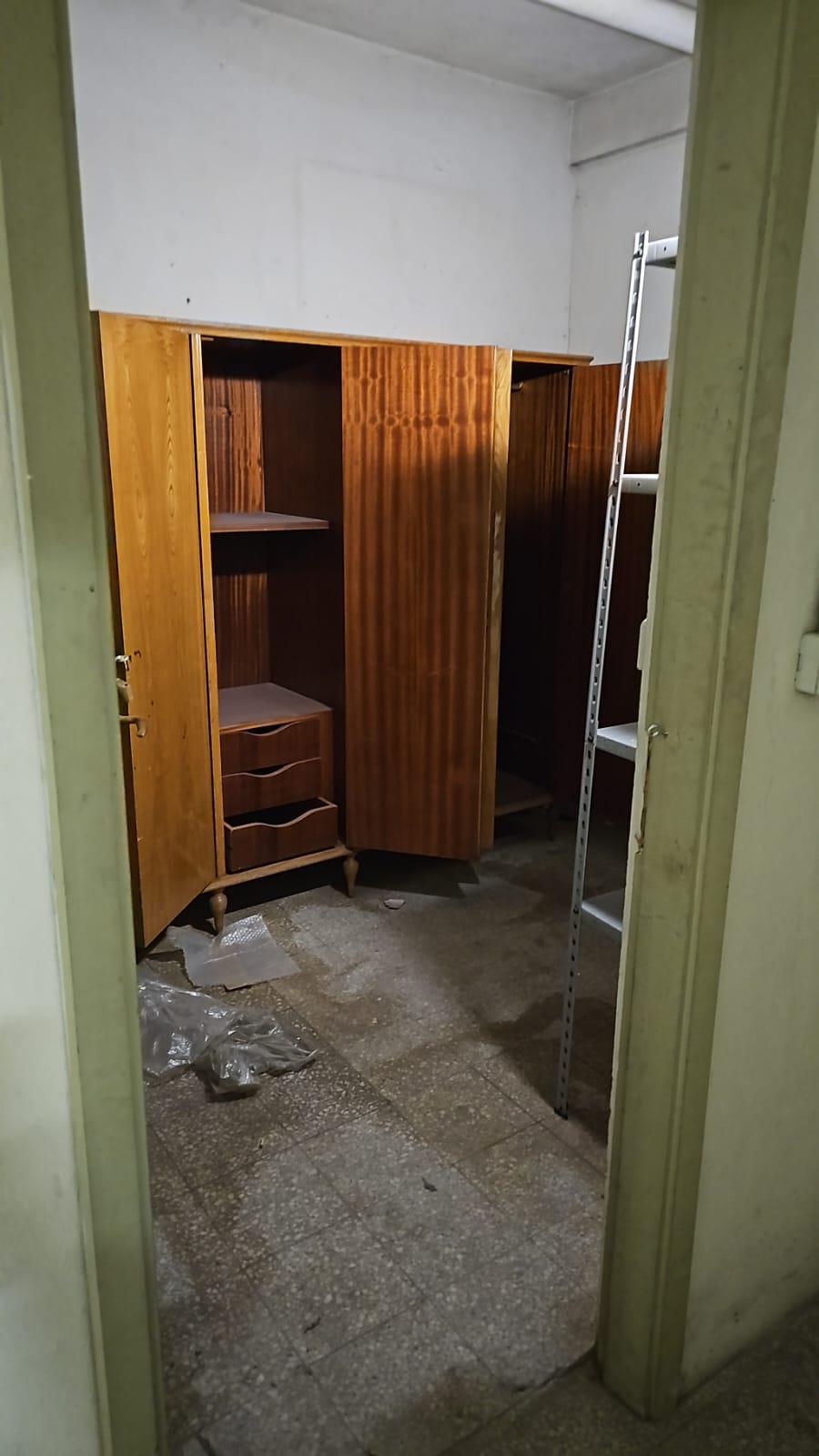 Abitazione signorile al sesto piano. Due ingressi, dal vano scala comune dotato di ascensore e l’altro da ulteriore ascensore e disimpegno condominiale.Zona giorno composta da disimpegno senza vano di ingresso, guardaroba, servizio igienico, cucina non disimpegnata, ampio salotto a doppio vano e vano di ingresso su cui sbarca l’ascensore di servizio posto fra il salotto e la zona notte; zona notte composta da disimpegno, tre camere e due servizi igienici. Cantina H 2,50 mt al primo piano seminterrato. Posto auto coperto int. 19 al piano secondo seminterrato larghezza accesso pari a 1,85 m.. Id. Cat. [N.C.E.U.] Unità Res. cat. A/1 foglio 76 part. 42 sub 30  - Unità sec. cat. C/6 foglio 76 part. 42 sub 522. Sup. (arr.) mq catastali 186  - mq catastali 15. Libero. Piena Proprietà
