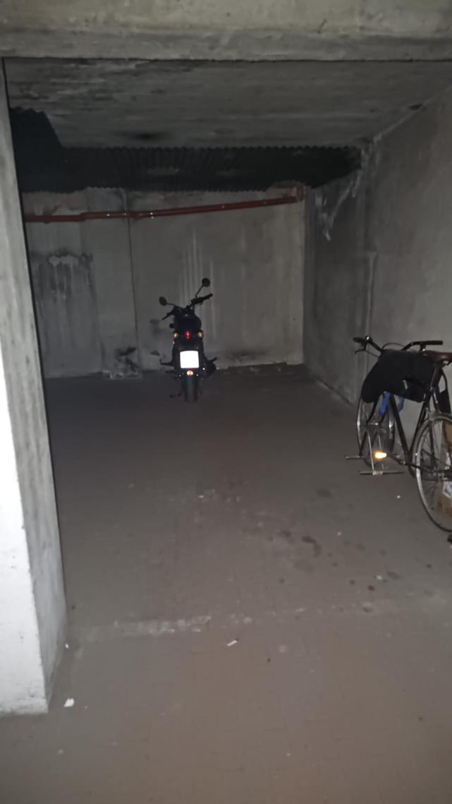 Abitazione signorile al sesto piano. Due ingressi, dal vano scala comune dotato di ascensore e l’altro da ulteriore ascensore e disimpegno condominiale.Zona giorno composta da disimpegno senza vano di ingresso, guardaroba, servizio igienico, cucina non disimpegnata, ampio salotto a doppio vano e vano di ingresso su cui sbarca l’ascensore di servizio posto fra il salotto e la zona notte; zona notte composta da disimpegno, tre camere e due servizi igienici. Cantina H 2,50 mt al primo piano seminterrato. Posto auto coperto int. 19 al piano secondo seminterrato larghezza accesso pari a 1,85 m.. Id. Cat. [N.C.E.U.] Unità Res. cat. A/1 foglio 76 part. 42 sub 30  - Unità sec. cat. C/6 foglio 76 part. 42 sub 522. Sup. (arr.) mq catastali 186  - mq catastali 15. Libero. Piena Proprietà