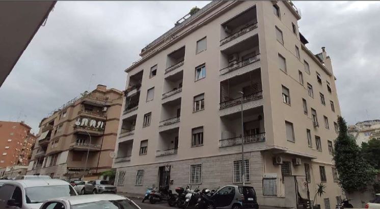 Autorimessa, S1 fabbricato residenziale in cemento armato. Via della Balduina 78, cancello carrabile in ferro e rampa di collegamento. L’altezza mt 4,45. Unico ambiente, parcheggio e area di manovra con 17 pilastri. Ufficio quadrato di altezza inferiore con soppalco uso archivio, quattro vani uso magazzino più piccoli, un piccolo bagno e una centrale termica comune con finestra. Tre finestre che affacciano sulla rampa di accesso. Sul soffitto sono presenti n. 8 lucernai realizzati in vetro cemento, per la sola illuminazione (non per l’areazione), non sono riportati in planimetria. Id. Cat. [N.C.E.U.] Un. Sec. C/1 foglio 368 part. 932 sub 501 (graff. part. 1942 sub 501). Sup. 804 mq cat. Libero. Piena Proprietà