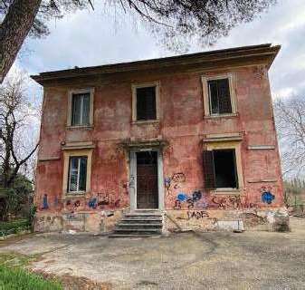 Abitazione rurale, due corpi di fabbrica, retrostante andito coperto. Il villino un. principale res., casa colonica porzione a servizio del villino, indipendente funzionalmente. Si ipotizza che il piano terra della casa colonica in origine fosse adibito a stalla e/o fienile o ricovero attrezzi e servizi vari per l’agricoltura, piano superiore ad alloggio dei braccianti agricoli stagionali,  con le stanze per gli occupanti ed un terrazzo; scala interna e scala esterna accesso diretto al primo piano.  Id. Cat. [N.C.E.U.] Un. Pr. Res. cat A/7 fg 968 part. 10 sub 3, SEM. IRR. fg 968 part. 14, SEM. fg 968 part. 7, ENTE URB. fg 968 part. 12, SEM. fg 968 part. 8, SEM. fg 968 part. 9, FABBR. RUR. fg 968 part. 13. Sup. cat. mq 188 (villino) 120.770 (terreni), 360 (fabb.).Libero. Piena Proprietà
