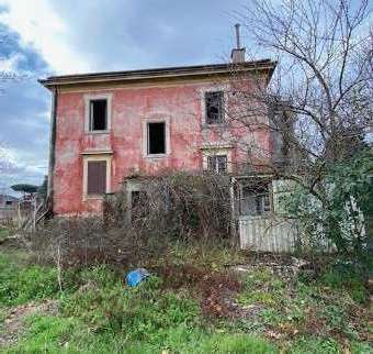 Abitazione rurale, due corpi di fabbrica, retrostante andito coperto. Il villino un. principale res., casa colonica porzione a servizio del villino, indipendente funzionalmente. Si ipotizza che il piano terra della casa colonica in origine fosse adibito a stalla e/o fienile o ricovero attrezzi e servizi vari per l’agricoltura, piano superiore ad alloggio dei braccianti agricoli stagionali,  con le stanze per gli occupanti ed un terrazzo; scala interna e scala esterna accesso diretto al primo piano.  Id. Cat. [N.C.E.U.] Un. Pr. Res. cat A/7 fg 968 part. 10 sub 3, SEM. IRR. fg 968 part. 14, SEM. fg 968 part. 7, ENTE URB. fg 968 part. 12, SEM. fg 968 part. 8, SEM. fg 968 part. 9, FABBR. RUR. fg 968 part. 13. Sup. cat. mq 188 (villino) 120.770 (terreni), 360 (fabb.).Libero. Piena Proprietà