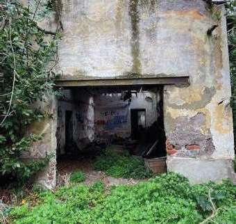 Abitazione rurale, due corpi di fabbrica, retrostante andito coperto. Il villino un. principale res., casa colonica porzione a servizio del villino, indipendente funzionalmente. Si ipotizza che il piano terra della casa colonica in origine fosse adibito a stalla e/o fienile o ricovero attrezzi e servizi vari per l’agricoltura, piano superiore ad alloggio dei braccianti agricoli stagionali,  con le stanze per gli occupanti ed un terrazzo; scala interna e scala esterna accesso diretto al primo piano.  Id. Cat. [N.C.E.U.] Un. Pr. Res. cat A/7 fg 968 part. 10 sub 3, SEM. IRR. fg 968 part. 14, SEM. fg 968 part. 7, ENTE URB. fg 968 part. 12, SEM. fg 968 part. 8, SEM. fg 968 part. 9, FABBR. RUR. fg 968 part. 13. Sup. cat. mq 188 (villino) 120.770 (terreni), 360 (fabb.).Libero. Piena Proprietà