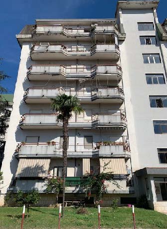 Appartamento composto da ingresso, corridoio, salone, 2 camere, cucina, doppi servizi, ampi balconi + Cantinola al piano S1 e Posto auto scoperto piano Terra. Id. Cat. [N.C.E.U.] Unità Residenziale cat. A/2 foglio 42 part. 5121 sub 11  - Unità Secondaria cat C/2 foglio 42 part. 5121 sub. 37  - Unità Secondaria cat. C/6 foglio 42 part. 5121 sub. 200 . Sup. mq catastali 127  - mq catastali 13  - mq catastali 11. Libero. Piena Proprietà