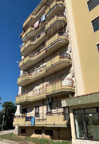 Appartamento composto da ingresso, corridoio, salone, 2 camere, cucina, doppi servizi, ampi balconi + Cantinola al piano S1 e Posto auto scoperto piano Terra. Id. Cat. [N.C.E.U.] Unità Residenziale cat. A/2 foglio 42 part. 5121 sub 99  - Unità Secondaria cat. C/2 foglio 42 part. 5121 sub 123  - Unità Secondaria cat. C/6 foglio 42 part. 5121 sub 262 . Sup. mq catastali 128  - mq catastali 10  - mq catastali 11. Libero. Piena Proprietà