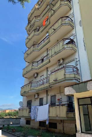 Appartamento composto da ingresso, corridoio, salone, 2 camere, cucina, doppi servizi, ampi balconi + Cantinola al piano S1 e Posto auto scoperto piano Terra. Id. Cat. [N.C.E.U.] Unità Residenziale cat. A/2 foglio 42 part. 5121 sub 145  - Unità Secondaria cat. C/2 foglio 42 part. 5121 sub 169  - Unità Secondaria cat. C/6 foglio 42 part. 5121 sub 239 . Sup. mq catastali 127  - mq catastali 9  - mq catastali 11. Libero. Piena Proprietà