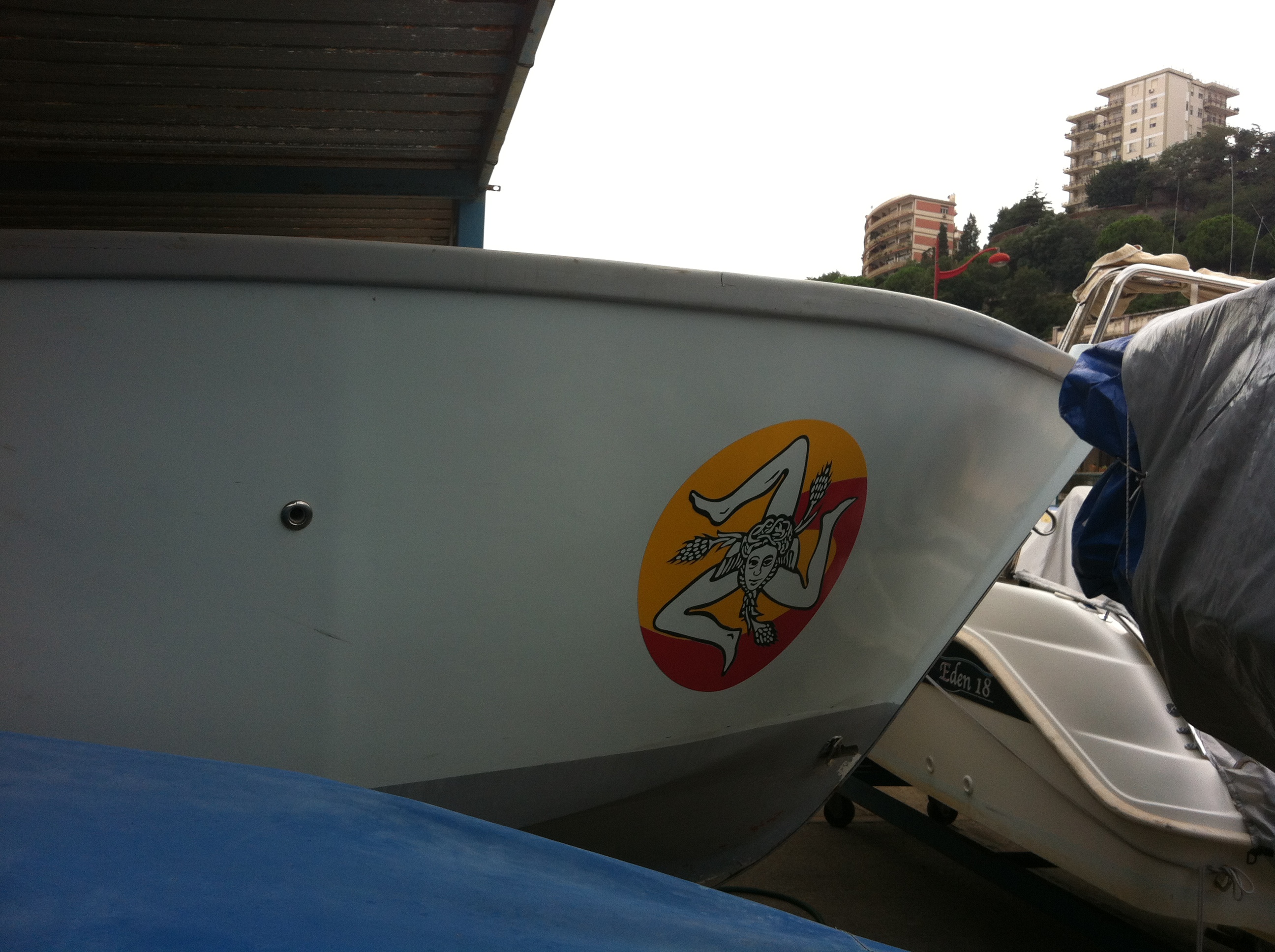 30-BMR - CODICE BENE R-ME-350428. Cantiere Modello: Open Artigianale. Nome: Moby Dick. Lunghezza omologazione: 6,80 m. Larghezza: 2,50 m. Patente categoria: Non richiesta. Scafo compensato marino e vetroresina. Coperta: Compensato marino. Comando timone A distanza. Colore: bianco. Motore: Mercury 40CV EFI ORION FOUR STROKE del 2009 CV/KW: 1 X 40cv, numero serie: SNOP556365. Benzina. Serbatoio 35 litri (non presente). GPS, ecoscandaglio, radio (non presenti). Batterie 2 (non presenti). L'imbarcazione si presenta con vetustà precoce, vi sono interventi molto importanti di ripristino per rendere fungibile il bene in sicurezza, i ripristini sono estesi a tutta l’imbarcazione. I componenti elettronici e meccanici, sono aggrediti dall’ossidazione.