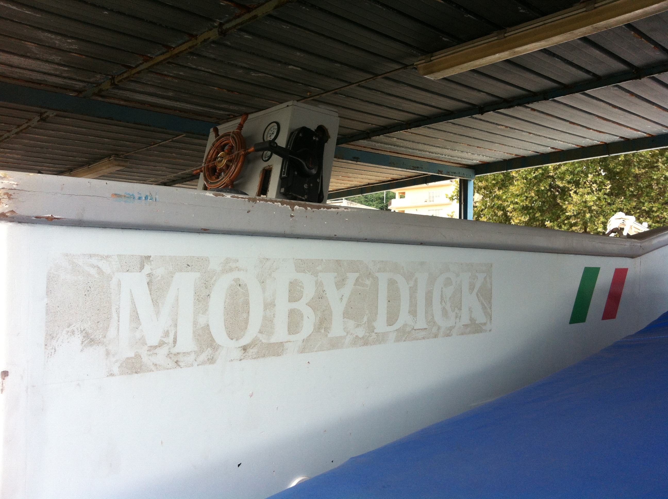 30-BMR - CODICE BENE R-ME-350428. Cantiere Modello: Open Artigianale. Nome: Moby Dick. Lunghezza omologazione: 6,80 m. Larghezza: 2,50 m. Patente categoria: Non richiesta. Scafo compensato marino e vetroresina. Coperta: Compensato marino. Comando timone A distanza. Colore: bianco. Motore: Mercury 40CV EFI ORION FOUR STROKE del 2009 CV/KW: 1 X 40cv, numero serie: SNOP556365. Benzina. Serbatoio 35 litri (non presente). GPS, ecoscandaglio, radio (non presenti). Batterie 2 (non presenti). L'imbarcazione si presenta con vetustà precoce, vi sono interventi molto importanti di ripristino per rendere fungibile il bene in sicurezza, i ripristini sono estesi a tutta l’imbarcazione. I componenti elettronici e meccanici, sono aggrediti dall’ossidazione.
