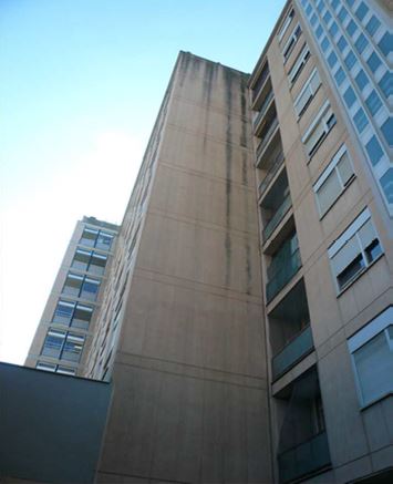 Unità immobiliare al piano secondo composta da tre camere, un soggiorno, una cucina, due bagni, ingresso, disimpegno e tre balconi. Id. catastali [N.C.E.U.] Unità Residenziale cat. A/2 foglio 140 part. 88 sub 15. Sup. (arr) mq catastali 137
