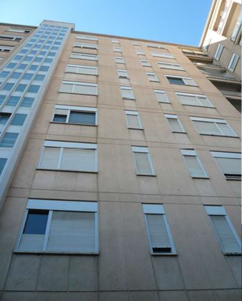 Unità immobiliare al piano primo composta da due camere, cucina, un bagno, ingresso, disimpegno, un ripostiglio ed un balcone. Id. catastali [N.C.E.U.] Unità Residenziale cat. A/2 foglio 140 part. 88 sub 35. Sup. (arr) mq catastali 79