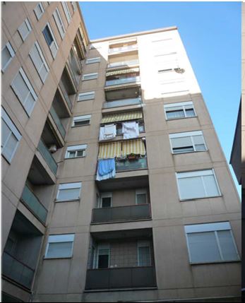 Unità immobiliare al piano primo composta da due camere, cucina, un bagno, ingresso, disimpegno, un ripostiglio ed un balcone. Id. catastali [N.C.E.U.] Unità Residenziale cat. A/2 foglio 140 part. 88 sub 35. Sup. (arr) mq catastali 79