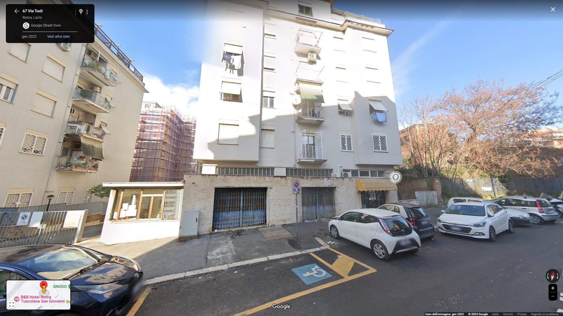 Unità immobiliare ad uso negozio posta ai piani terra e seminterrato non direttamente collegati. Il negozio è dotato di n. tre vetrine. L'ambiente di vendita é situato fronte strada ed è accessibile anche dalla corte comune attraverso la scala condominiale del fabbricato; il sotto-negozio con WC è accessibile solo dalla scala condominiale. Id. catastali [N.C.E.U.] Unità Commerciale cat. C/1 foglio 931 part. 185 sub 502. Sup. (arr) mq catastali 80