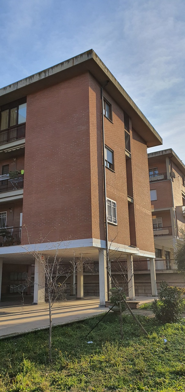 Appartamento composto da ingresso-salone, corridoio, tre vani, cucina abitabile, ripostiglio, due bagni e tre balconi. Catastalmente non conforme per modifiche interne.Box auto piano S1. Id. catastali [N.C.E.U.] Unità Residenziale cat. A/2 foglio 144 part. 780 sub 11 - Unità Secondaria cat. C/6 foglio 144 part. 780 sub 21. Sup. (arr) mq catastali 124 - mq catastali 33