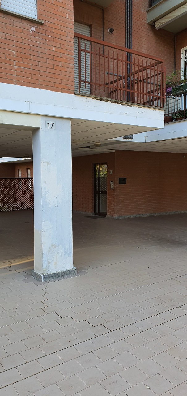 Appartamento composto da ingresso-salone, corridoio, tre vani, cucina abitabile, ripostiglio, due bagni e tre balconi. Catastalmente non conforme per modifiche interne.Box auto piano S1. Id. catastali [N.C.E.U.] Unità Residenziale cat. A/2 foglio 144 part. 780 sub 11 - Unità Secondaria cat. C/6 foglio 144 part. 780 sub 21. Sup. (arr) mq catastali 124 - mq catastali 33