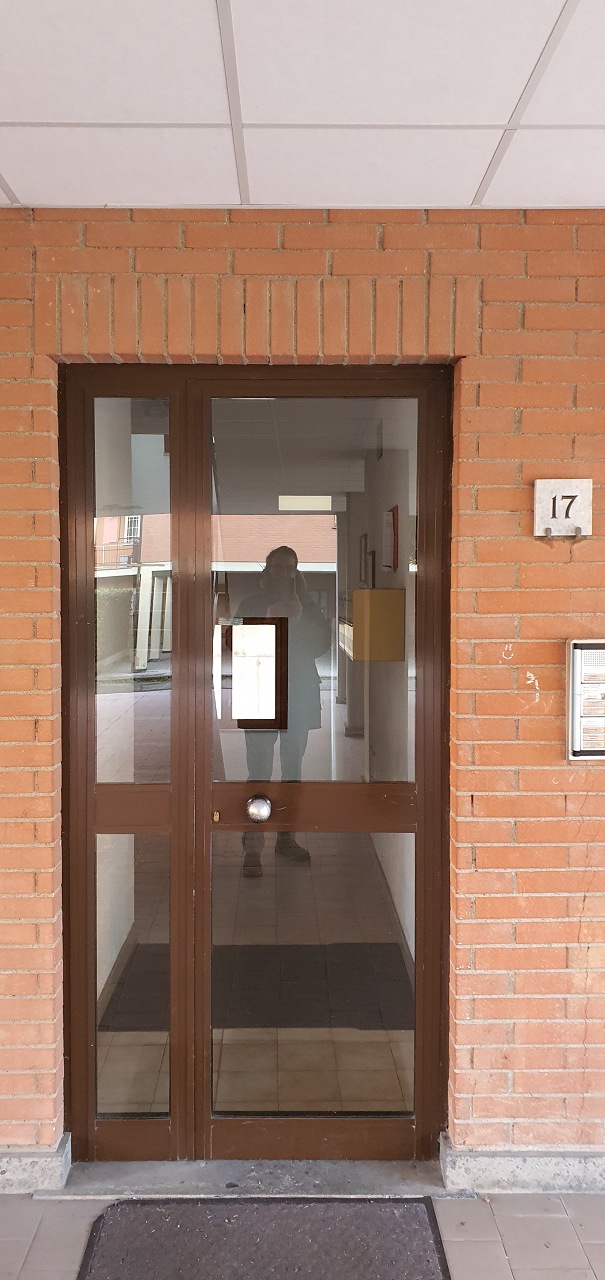 Appartamento composto da ingresso-salone, corridoio, tre vani, cucina abitabile, ripostiglio, due bagni e tre balconi. Catastalmente non conforme per modifiche interne.Box auto piano S1. Id. catastali [N.C.E.U.] Unità Residenziale cat. A/2 foglio 144 part. 780 sub 11 - Unità Secondaria cat. C/6 foglio 144 part. 780 sub 21. Sup. (arr) mq catastali 124 - mq catastali 33