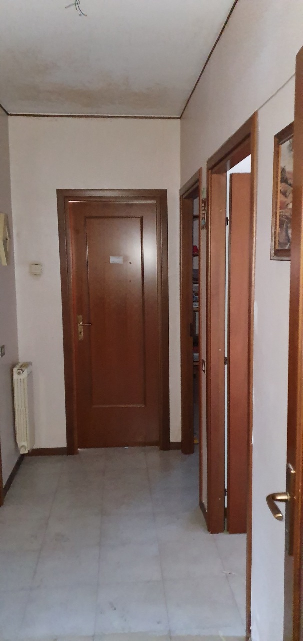 Appartamento composto da ingresso-salone, corridoio, tre vani, cucina abitabile, ripostiglio, due bagni e tre balconi. Catastalmente non conforme per modifiche interne.Box auto piano S1. Id. catastali [N.C.E.U.] Unità Residenziale cat. A/2 foglio 144 part. 780 sub 11 - Unità Secondaria cat. C/6 foglio 144 part. 780 sub 21. Sup. (arr) mq catastali 124 - mq catastali 33
