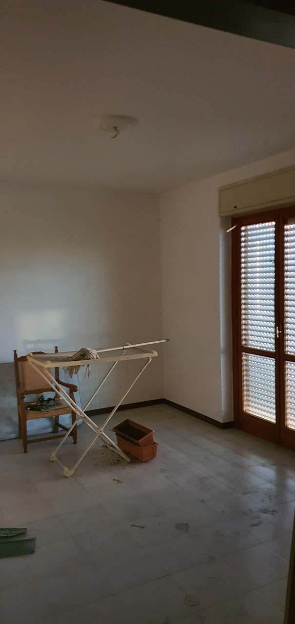 Appartamento composto da ingresso-salone, corridoio, tre vani, cucina abitabile, ripostiglio, due bagni e tre balconi. Catastalmente non conforme per modifiche interne.Box auto piano S1. Id. catastali [N.C.E.U.] Unità Residenziale cat. A/2 foglio 144 part. 780 sub 11 - Unità Secondaria cat. C/6 foglio 144 part. 780 sub 21. Sup. (arr) mq catastali 124 - mq catastali 33