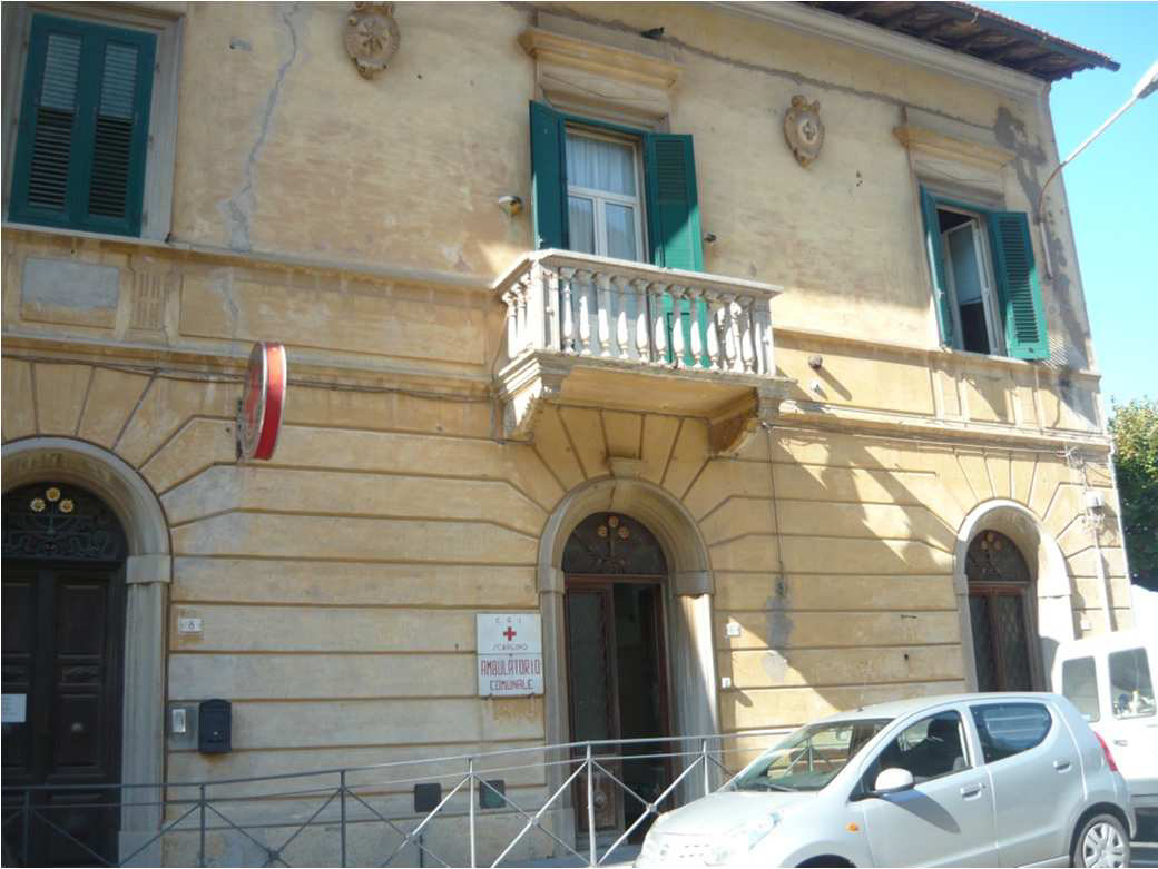 Utilizzata come ambulatorio pubblico dalla AUSL 9 di Grosseto, anche se l'immobile è dotato di due ingressi, civ. 4 e civ 6, l'unico in uso che costituisce l'accesso alla struttura pubblica è dal civ. n. 6 di via Roma. L'ingresso è diretto in sala d'attesa dell'ambulatorio medico posto nella stanza attigua, a servizio dell' utenza un piccolo bagno. Attraverso un disimpegno, si passa nella stanza infermeria, anch'essa dotata di bagno ad uso esclusivo del personale. L'immobile è dotato di climatizzazione con pompa di calore. Sup. catastale 107 mq. Piena Proprietà. OCCUPAZIONE SENZA TITOLO