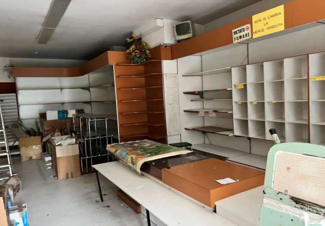 Locale commerciale posto al piano terra del compendio, accessibile da piazza Einstein, ai civici 8, 9 e 10. Il locale si sviluppa al piano terra e al piano primo: al piano terra è suddiviso in due ampi locali, oltre ai servizi igienici con antibagno, al piano primo si trova un unico locale. L'affaccio su piazza Einstein presenta ampie vetrine. Id. Cat. [N.C.E.U.] Unità Commerciale cat. C/1 foglio 76 part. 647 sub 137 . Sup. cat. mq  194 mq catastali. Libero. Piena Proprietà