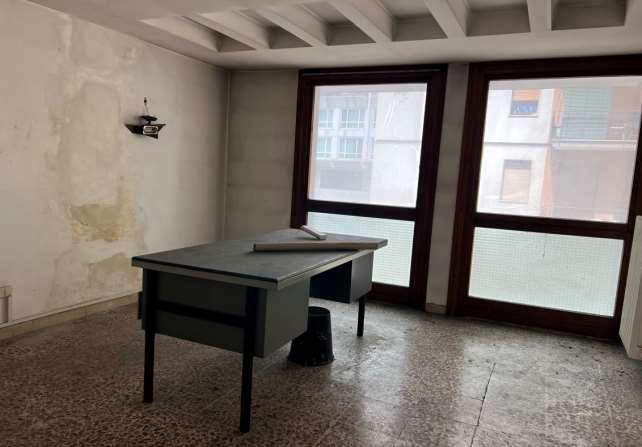 Ufficio posto al primo piano scala D composto da ingresso da cui si accede a due aree: la prima composta da un ampio vano ad uso ufficio con servizi igienici dedicati dotati di antibagno, la seconda composta da tre locali paralleli, collegati da un corridoio dal quale si accede ad un secondo blocco servizi igienici. Esposto a nord, presenta un unico affaccio. La distribuzione interna è da considerarsi normale. Id. Cat. [N.C.E.U.] Unità principale cat. A/10 foglio 76  part. 647 sub 502. Sup. cat. mq  198 mq catastali. Libero. Piena Proprietà