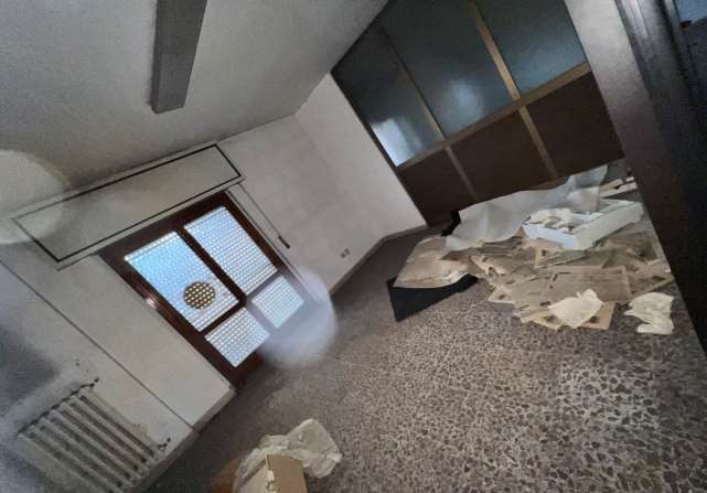 Ufficio posto al primo piano scala D composto da ingresso da cui si accede a due aree: la prima composta da un ampio vano ad uso ufficio con servizi igienici dedicati dotati di antibagno, la seconda composta da tre locali paralleli, collegati da un corridoio dal quale si accede ad un secondo blocco servizi igienici. Esposto a nord, presenta un unico affaccio. La distribuzione interna è da considerarsi normale. Id. Cat. [N.C.E.U.] Unità principale cat. A/10 foglio 76  part. 647 sub 502. Sup. cat. mq  198 mq catastali. Libero. Piena Proprietà