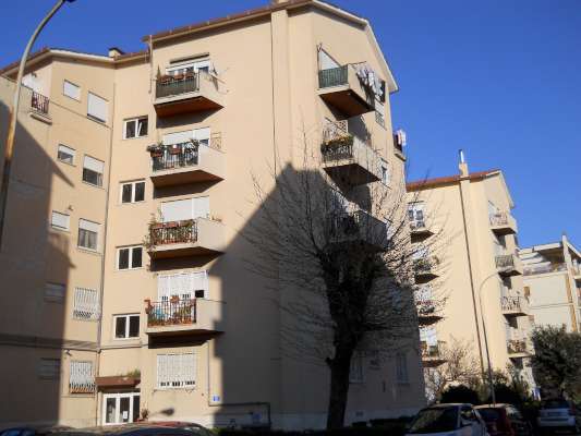 Abitazione in Roma (Ostia) Via Delle Baleari 3 (scala Pal.14/4, piano terzo, int. 10). Composto da: Ingresso, disimpegno, 4 camere, cucina, bagno, wc, ripostiglio, 2 balconi + cantina e posto auto scoperto. Identificativi [N.C.E.U.] Categoria Catastale A3 foglio 1079 part. 681 sub. 29-15 (incluso locale deposito esclusivo) e posto auto scoperto ad uso esclusivo al foglio 1079 part. 685 sub. 11. Mq 125. Libero. Piena proprietà.