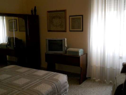 Abitazione in Roma (Ostia) Via Delle Baleari 3 (scala Pal.14/4, piano terzo, int. 10). Composto da: Ingresso, disimpegno, 4 camere, cucina, bagno, wc, ripostiglio, 2 balconi + cantina e posto auto scoperto. Identificativi [N.C.E.U.] Categoria Catastale A3 foglio 1079 part. 681 sub. 29-15 (incluso locale deposito esclusivo) e posto auto scoperto ad uso esclusivo al foglio 1079 part. 685 sub. 11. Mq 125. Libero. Piena proprietà.