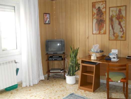 Abitazione in Roma (Ostia) Via Delle Baleari 3 (scala Pal.14/4, piano terzo, int. 10). Composto da: Ingresso, disimpegno, 4 camere, cucina, bagno, wc, ripostiglio, 2 balconi + cantina e posto auto scoperto. Identificativi [N.C.E.U.] Categoria Catastale A3 foglio 1079 part. 681 sub. 29-15 (incluso locale deposito esclusivo) e posto auto scoperto ad uso esclusivo al foglio 1079 part. 685 sub. 11. Mq 125. Libero. Piena proprietà.