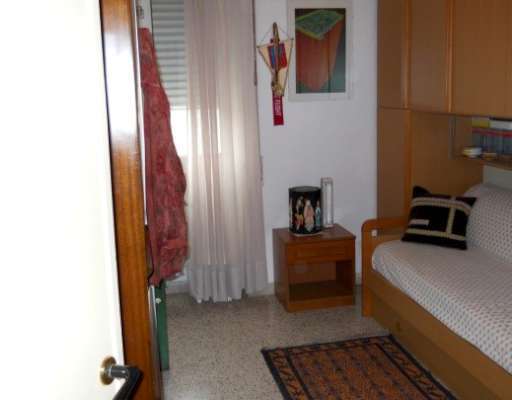 Abitazione in Roma (Ostia) Via Delle Baleari 3 (scala Pal.14/4, piano terzo, int. 10). Composto da: Ingresso, disimpegno, 4 camere, cucina, bagno, wc, ripostiglio, 2 balconi + cantina e posto auto scoperto. Identificativi [N.C.E.U.] Categoria Catastale A3 foglio 1079 part. 681 sub. 29-15 (incluso locale deposito esclusivo) e posto auto scoperto ad uso esclusivo al foglio 1079 part. 685 sub. 11. Mq 125. Libero. Piena proprietà.