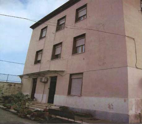 Abitazione in Bari (Bari) Via Napoli 326/A (piano primo, int. 7). Composto da: ingresso, corridoio, disimpegno, 4 camere, cucina e WC + -. Identificativi [N.C.E.U.] Categoria Catastale A3 foglio 15 part. 110 sub. 10. Mq 124. Libero. Piena proprietà.