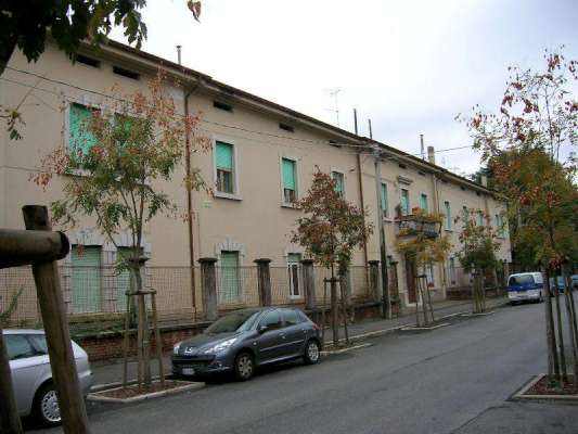 Abitazione in Gorizia (Gorizia) Via Adelaide Ristori 52/1 (piano primo). Composto da: Ingresso, soggiorno, corridoio, 3 camere, cucina, bagno, wc, ripostiglio e terrazza scoperta + Box auto. Identificativi [N.C.E.U.] Categoria Catastale A3 foglio 24 part. 1195 sub. 42, con box auto ad uso esclusivo al foglio 24 part. 1195 sub. 55. . Mq 178. Libero. Piena proprietà.