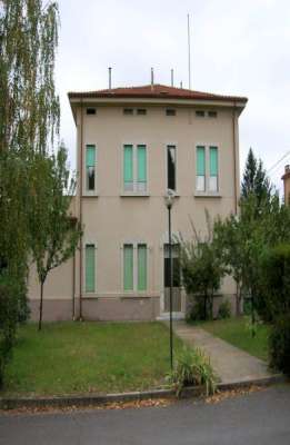 Abitazione in Gorizia (Gorizia) Via Adelaide Ristori 52/1 (piano primo). Composto da: Ingresso, soggiorno, corridoio, 3 camere, cucina, bagno, wc, ripostiglio e terrazza scoperta + Box auto. Identificativi [N.C.E.U.] Categoria Catastale A3 foglio 24 part. 1195 sub. 42, con box auto ad uso esclusivo al foglio 24 part. 1195 sub. 55. . Mq 178. Libero. Piena proprietà.