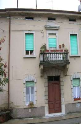 Abitazione in Gorizia (Gorizia) Via Adelaide Ristori 52/1 (piano primo). Composto da: Ingresso, soggiorno, corridoio, 3 camere, cucina, bagno, wc, ripostiglio e terrazza scoperta + Box auto. Identificativi [N.C.E.U.] Categoria Catastale A3 foglio 24 part. 1195 sub. 42, con box auto ad uso esclusivo al foglio 24 part. 1195 sub. 55. . Mq 178. Libero. Piena proprietà.