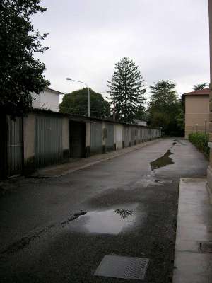 Abitazione in Gorizia (Gorizia) Via Adelaide Ristori 52/1 (piano primo). Composto da: Ingresso, soggiorno, corridoio, 3 camere, cucina, bagno, wc, ripostiglio e terrazza scoperta + Box auto. Identificativi [N.C.E.U.] Categoria Catastale A3 foglio 24 part. 1195 sub. 42, con box auto ad uso esclusivo al foglio 24 part. 1195 sub. 55. . Mq 178. Libero. Piena proprietà.