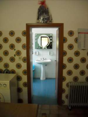 Abitazione in Gaeta (Latina) Via Della Breccia 9 (piano primo). Composto da: 3 camere, cucina, bagno + posto auto scoperto e 2 locali deposito ad uso esclusivo e 1 locale deposito ad uso comune . Identificativi [N.C.E.U.] Categoria Catastale A4 foglio 37 part. 54 sub. 21, con posto auto scoperto ad uso esclusivo al foglio 37 part. 54 sub. 13, deposito ad uso esclusivo al foglio 37 part. 54 sub. 18, deposito ad uso esclusivo al foglio 37 part. 54 sub. 19 e deposito ad uso comune (millesimi di proprietà 250) al foglio 37 part. 54 sub. 16. Mq 84. Libero. Piena proprietà.