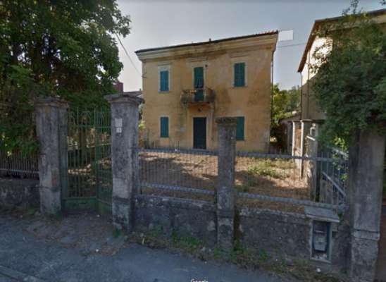 Abitazione in Aulla (Massa Carrara) Via Filippo Turati 24 (piano terra). Composto da: P. TERRA: ingresso, 2 disimpegni, sala pranzo, sala, cucina, soggiorno e ripostigli e P. PRIMO: 2 disimpegni, 4 camere, studio, bagno, lavanderia e balcone + cantina e tettoia e deposito e area scoperta. Identificativi [N.C.E.U.] Categoria Catastale A7 foglio 24 part. 450 sub. 1 (compresa cantina, tettoia, deposito ed area scoperta ad uso esclusivo). Mq 299. Libero. Piena proprietà.