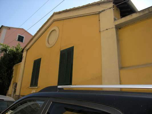 Abitazione in Massa (Massa Carrara) Via Xxvii Aprile 13 (piano terra, int. 1). Composto da: ingresso, corridoio, 2 disimpegni, 5 camere, cucina, bagno e ripostiglio + area scoperta. Identificativi [N.C.E.U.] Categoria Catastale A2 foglio 66 part. 753 sub. 1 (compresa area scoperta ad uso esclusivo). Mq 193. Libero. Piena proprietà.