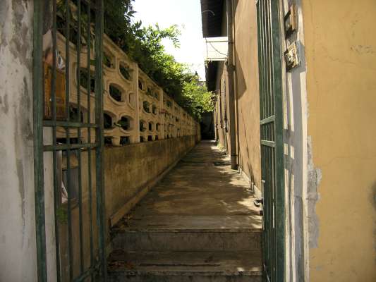 Abitazione in Massa (Massa Carrara) Via Xxvii Aprile 13 (piano terra, int. 1). Composto da: ingresso, corridoio, 2 disimpegni, 5 camere, cucina, bagno e ripostiglio + area scoperta. Identificativi [N.C.E.U.] Categoria Catastale A2 foglio 66 part. 753 sub. 1 (compresa area scoperta ad uso esclusivo). Mq 193. Libero. Piena proprietà.