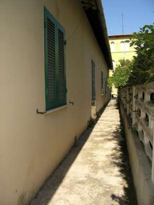 Abitazione in Massa (Massa Carrara) Via Xxvii Aprile 13 (piano terra, int. 1). Composto da: ingresso, corridoio, 2 disimpegni, 5 camere, cucina, bagno e ripostiglio + area scoperta. Identificativi [N.C.E.U.] Categoria Catastale A2 foglio 66 part. 753 sub. 1 (compresa area scoperta ad uso esclusivo). Mq 193. Libero. Piena proprietà.