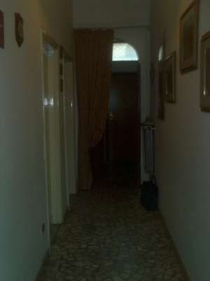 Abitazione in Massa (Massa Carrara) Via Xxvii Aprile 13 (piano terra, int. 1). Composto da: ingresso, corridoio, 2 disimpegni, 5 camere, cucina, bagno e ripostiglio + area scoperta. Identificativi [N.C.E.U.] Categoria Catastale A2 foglio 66 part. 753 sub. 1 (compresa area scoperta ad uso esclusivo). Mq 193. Libero. Piena proprietà.