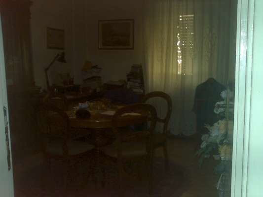 Abitazione in Massa (Massa Carrara) Via Xxvii Aprile 13 (piano terra, int. 1). Composto da: ingresso, corridoio, 2 disimpegni, 5 camere, cucina, bagno e ripostiglio + area scoperta. Identificativi [N.C.E.U.] Categoria Catastale A2 foglio 66 part. 753 sub. 1 (compresa area scoperta ad uso esclusivo). Mq 193. Libero. Piena proprietà.