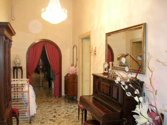 Abitazione in San Giorgio A Cremano (Napoli) Via Lagno 13 (piano terra, int. 5). Composto da: Ingresso, Corridoio, Cucina, bagno, ripostiglio, 4 camere + 2 locali deposito, posto auto coperto. Identificativi [N.C.E.U.] Categoria Catastale A4 foglio 8 part. 182 sub. 18, con deposito ad uso esclusivo al foglio 8 part. 182 sub. 9, posto auto coperto ad uso esclusivo al foglio 8 part. 286 sub. 15 e deposito ad uso esclusivo al foglio 8 part. 286 sub. 17. . Mq 169. Libero. Piena proprietà.