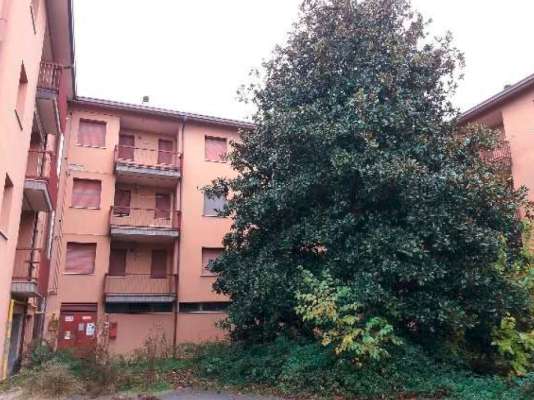 Abitazione in Rovigo (Rovigo) Via Stacche 17 (scala A, piano primo). Composto da: Ingresso, corridoio, cucina, 2 camere, bagno, wc, pranzo soggiorno, ripostiglio, 2 terrazze. + cantina e box auto. Identificativi [N.C.E.U.] Categoria Catastale A/2 foglio 22 part. 721 sub. 24 (compresa cantina ad uso esclusivo), con box auto ad uso esclusivo al foglio 22 part. 721 sub. 5. Mq 110. Libero. Piena proprietà.