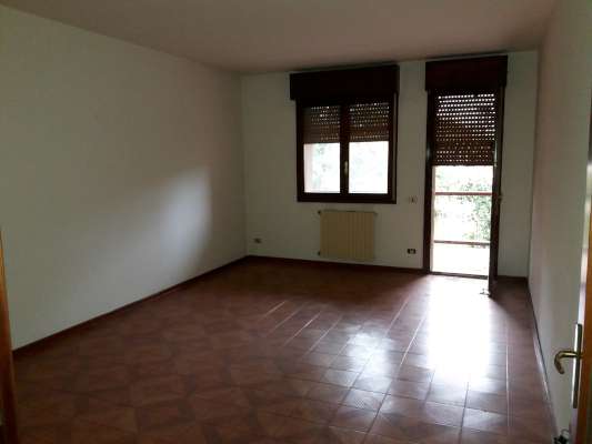 Abitazione in Rovigo (Rovigo) Via Stacche 17 (scala A, piano primo). Composto da: Ingresso, corridoio, cucina, 2 camere, bagno, wc, pranzo soggiorno, ripostiglio, 2 terrazze. + cantina e box auto. Identificativi [N.C.E.U.] Categoria Catastale A/2 foglio 22 part. 721 sub. 24 (compresa cantina ad uso esclusivo), con box auto ad uso esclusivo al foglio 22 part. 721 sub. 5. Mq 110. Libero. Piena proprietà.