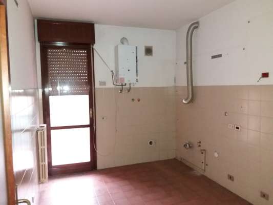 Abitazione in Rovigo (Rovigo) Via Stacche 17 (scala A, piano primo). Composto da: Ingresso, corridoio, cucina, 2 camere, bagno, wc, pranzo soggiorno, ripostiglio, 2 terrazze. + cantina e box auto. Identificativi [N.C.E.U.] Categoria Catastale A/2 foglio 22 part. 721 sub. 24 (compresa cantina ad uso esclusivo), con box auto ad uso esclusivo al foglio 22 part. 721 sub. 5. Mq 110. Libero. Piena proprietà.